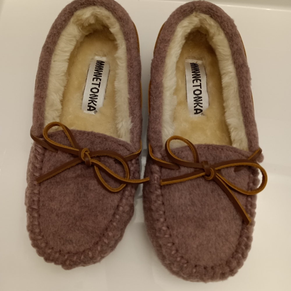 Minnetonka Slippers Size 5